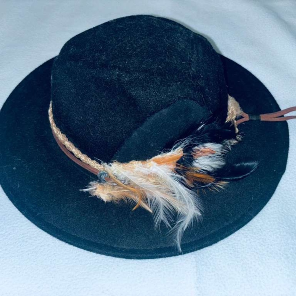 Elegant Black Hat with Feather Detail